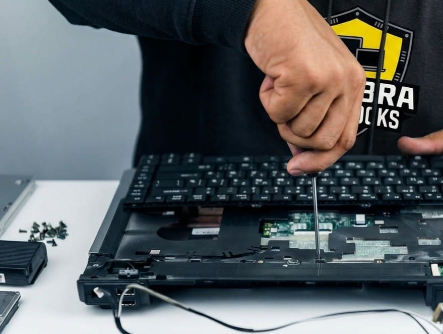 Técnico consertando notebook
